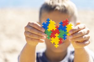 jongen met het symbool voor autisme