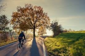 fietsende vrouw met artrose