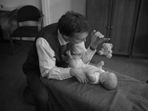 huilbaby spelend behandelen